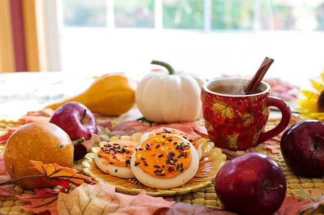 apple cider with apples and cookies